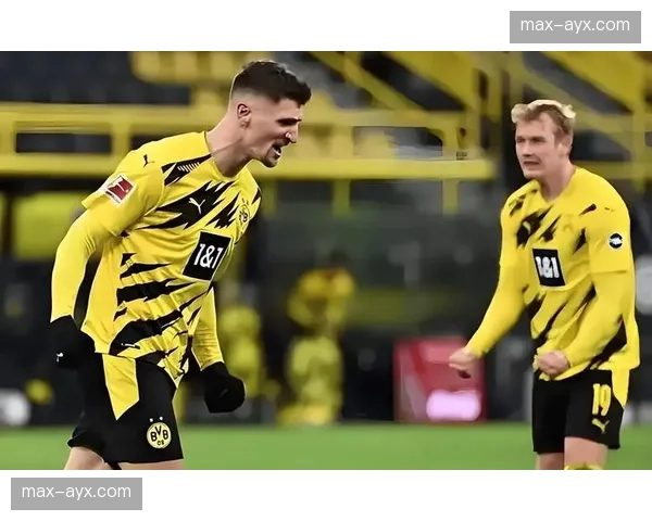 多特蒙德半场0-2落后斯图加特，阿德耶米伤退